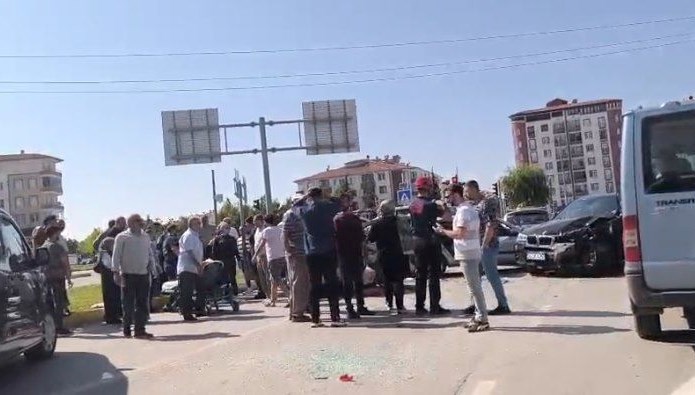 5-araclik-zincirleme-trafik-kazasi-qSyjGarf.jpg